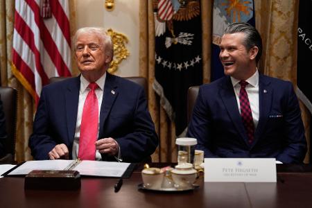 Präsident Trump und Verteidigungsminister Hegseth