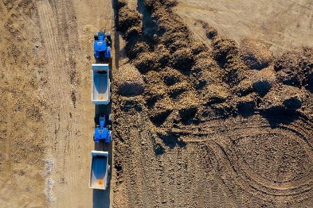 LKW holen Sand in einer Grube ab