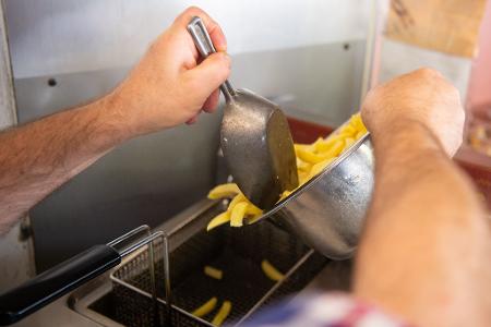 Altes Fett und Öl etwa aus Fritteusen der Gastronomie ist ein begehrtes Diebesgut. (Archivbild)