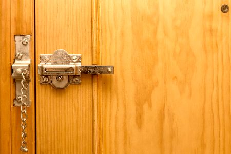 Extra Sicherheitskette an Haustür