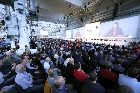 Die Betriebsratsvorsitzende Daniela Cavallo berichtete vor Tausenden Beschäftigten in Halle 11 über die Stimmung in der Belegschaft. 