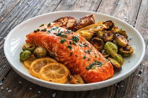 Lachssteak mit ofengeröstetem Rosenkohl