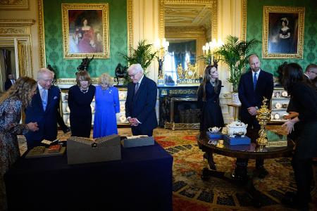 Dem Bundespräsidenten und seiner Frau wurden Objekte aus der Königlichen Sammlung präsentiert. 