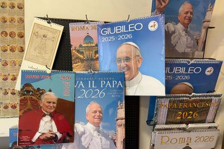 Selbst vom 2005 verstorbenen Papst Johannes Paul II. gibt es noch Kalender.