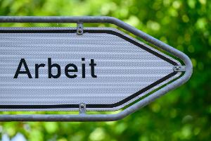 Auf 100 von Betrieben ausgeschriebene offene Stellen kamen bundesweit zuletzt 288 arbeitslos gemeldete Personen. (Archivbild)