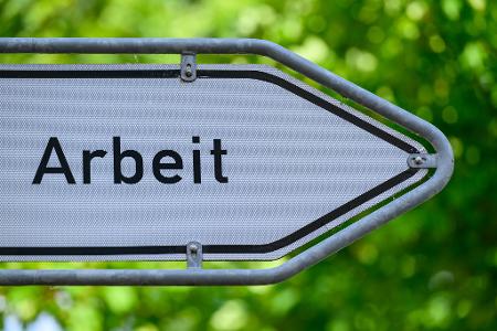 Auf 100 von Betrieben ausgeschriebene offene Stellen kamen bundesweit zuletzt 288 arbeitslos gemeldete Personen. (Archivbild)