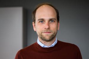 Raoul Roßmann nimmt den Konkurrenten dm im AfD-Streit in Schutz. 