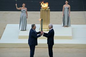 Olympisches Feuer an Mailand und Cortina übergeben