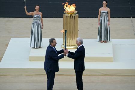 Olympisches Feuer an Mailand und Cortina übergeben