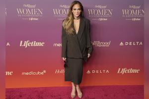 Jennifer Lopez: Züchtiger Look mit sexy Note