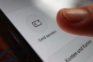 Die Smartphone-Bank N26 schließt sich der neuen europäischen Bezahllösung Wero an. (Symbolbild) 