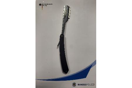 Das durch Bundespolizisten aufgefundene und sichergestellte Rasiermesser.-
Foto-Quelle: Bundespolizeiinspektion Hamburg-
