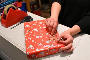 Geschenke ja - aber viele Menschen haben dafür weniger Geld zur Verfügung. (Symbolbild)