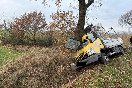 Aufnahme vom schwer beschädigten Klein-Lkw