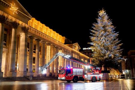 Feuerwehr Stuttgart Weihnachtsbild Drehleiter