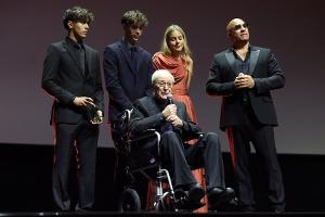 Michael Caine im Rollstuhl: Standing Ovations für sein Lebenswerk