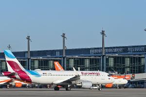 Eurowings-Maschine am Flughafen - einsteigen mit gutem Gewissen, weil man Klimaschutzprojekte unterstützt hat?