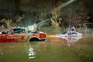 Feuerwehr rettet zwei Personen mit Pickup; Foto: Feuerwehr Essen