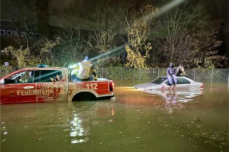 Feuerwehr rettet zwei Personen mit Pickup; Foto: Feuerwehr Essen