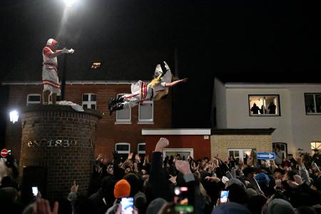 Der Höhepunkt des Klaasohm-Fests auf Borkum ist das Springen der Klaasohms von einer Säule in die Menschenmenge. 