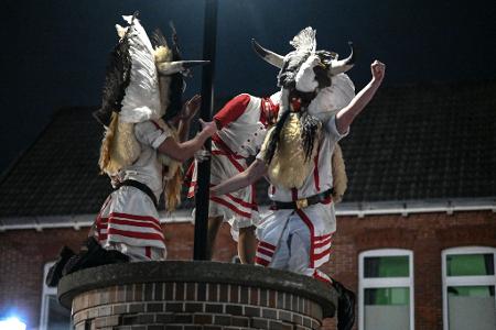 Das Traditionsfest Klaasohm auf Borkum endet mit dem Sprung der Klaasohms in die Menschenmenge von einer Säule im Zentrum des Orts.