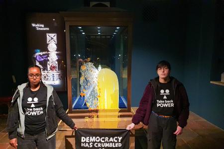 Die Aktivisten überbringen ihre Botschaft.