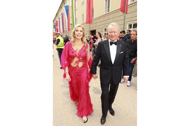 Gabriela zu Leiningen und Wolfgang Porsche bei den Salzburger Festspielen - etwas mehr als zwei Jahre später folgte nun die Hochzeit, ebenfalls in Salzburg.