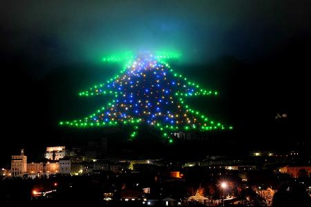 Der Baum so groß wie ein Berg: Eine 750 Meter hohe Lichtinstallation mit Hunderten Leuchtpunkten erstrahlt im Dezember 2009 am Berghang im italienischen Gubbio. (Archivbild)