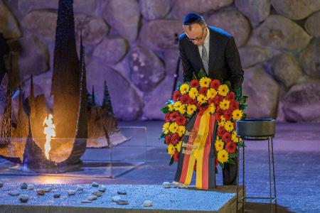 Merz nimmt an der Kranzniederlegung in der Halle der Erinnerungen der Holocaust-Gedenkstätte Yad Vashem teil. 