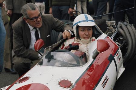 John Surtees - In einem echten Thriller setzt sich der 2017 verstorbene John Surtees in der WM 1964 mit einem Punkt Vorsprung vor Graham Hill durch und wird zum ersten und einzigen Mal Weltmeister.
