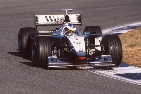 Mika Häkkinen - Der fliegende Finne tritt das Erbe von Villeneuve an und rast in seinem McLaren-Mercedes 1998 und 1999 zum WM-Titel. In diesen beiden Jahren holt er 13 seiner insgesamt 20 Rennsiege.