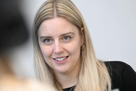 Mit dem Unternehmen von Jeff Bezos fliegt Michaela Benthaus bald für einige Minuten in den Weltraum. 