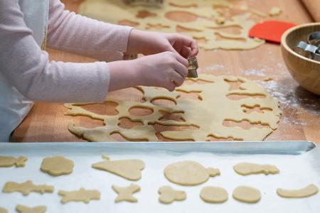 Dieser Teig dürfte durch den gesunkenen Butterpreis eher billiger geworden sein. (Archivbild)