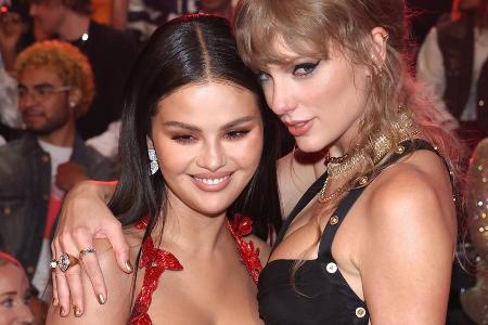 Taylor Swift: Erstmals mit Selena Gomez bei Spiel von Travis Kelce