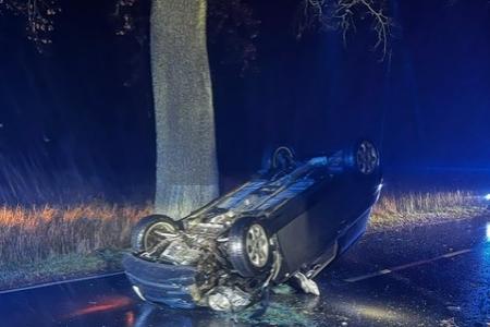 Der Fahrzeugführer konnte sich selbstständig aus dem PKW befreien.