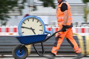 Immer wieder wird über die Arbeitszeit und auch die Abschaffung von Arbeitstagen diskutiert. (Symbolbild)