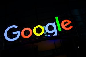 Google könnte nach Ansicht der EU-Kommission auf dem KI-Markt gegen Wettbewerbsrecht verstoßen haben. (Archivbild)