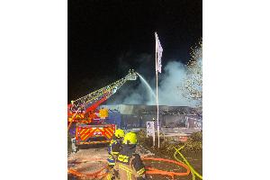 Der Brand war schnell unter Kontrolle - dann musste das Dach geöffnet werden