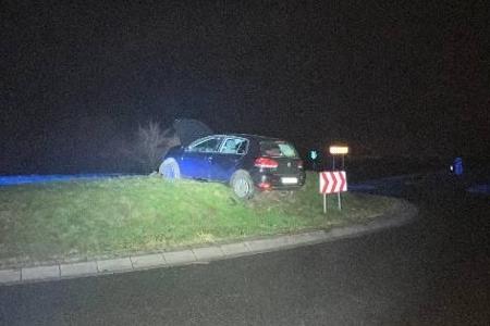 Rentner fährt frontal in Kreisel