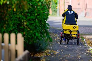 Ein Briefträger bei der Arbeit.