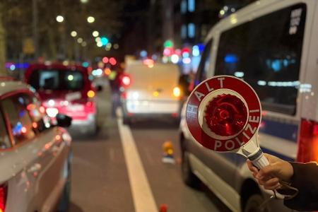 Die Beamten des Schwerpunktdienstes und der Bereitschaftspolizei richteten während des Einsatzes eine Kontrollstelle für den Verkehr am Graf-von-Galen-Ring ein.