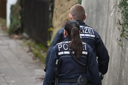 Die Räuber stahlen laut Polizei Bargeld und Schmuck im Wert von mehreren Hunderttausend Euro und flüchteten unerkannt.
