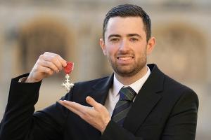 Vor Darts-WM: Humphries von Prinz William geehrt