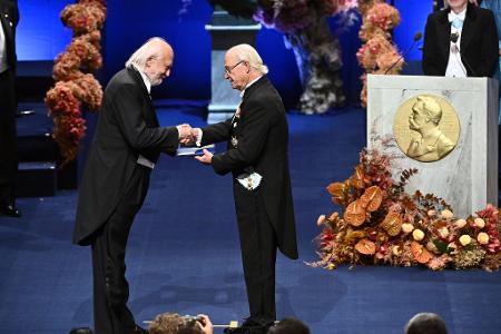 Auch Literaturnobelpreisträger László Krasznahorkai (links) erhielt in Stockholm seine Nobelmedaille aus den Händen von König Carl Gustaf. 