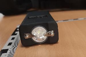 Den als Taschenlampe getarnten Elektroschocker hatte ein 70-jähriger Passagier in seinem Handgepäck dabei.