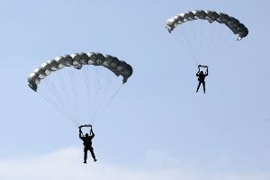 Schockierende Augenblicke erlebte eine Gruppe von Fallschirmspringern in Australien, doch am Ende ging alles glimpflich aus. (Symbolbild)