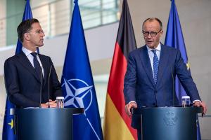 Kanzler Merz und Nato-Generalsekretär Rutte treten gemeinsam vor die Presse.