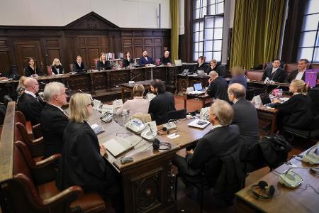 Die Beteiligten am Prozess gegen Christina Block und sechs Mitangeklagte hören den zweiten Tag in Folge die Aussage des mutmaßlichen Chefs der Entführer.