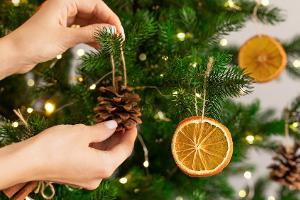 Zurück zur Natur: DIY-Weihnachtsbaum-Deko aus organischen Materialien