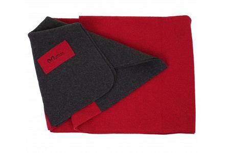 Mufflon Blanket Logo besteht aus reiner gewalkter Schurwolle